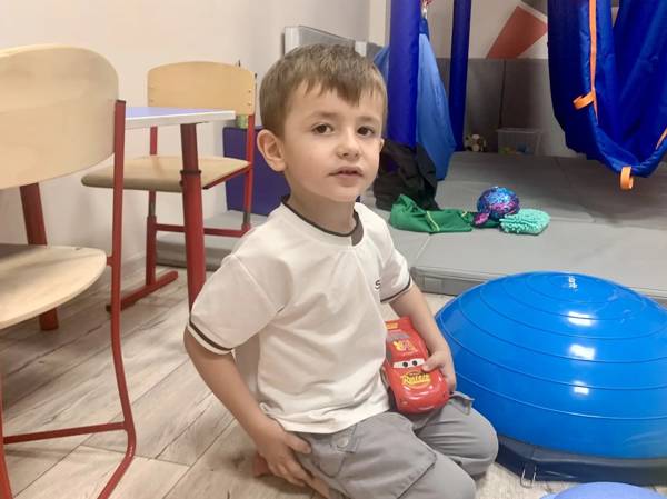 У Ансара аутизм! Чтобы улучшить навыки общения, мальчику необходимо пройти курс реабилитации!