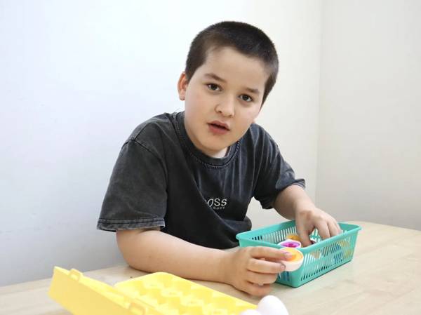 У Абдуллы аутизм! Мальчику нужна помощь специалистов, чтобы улучшить умственное и физическое развитие