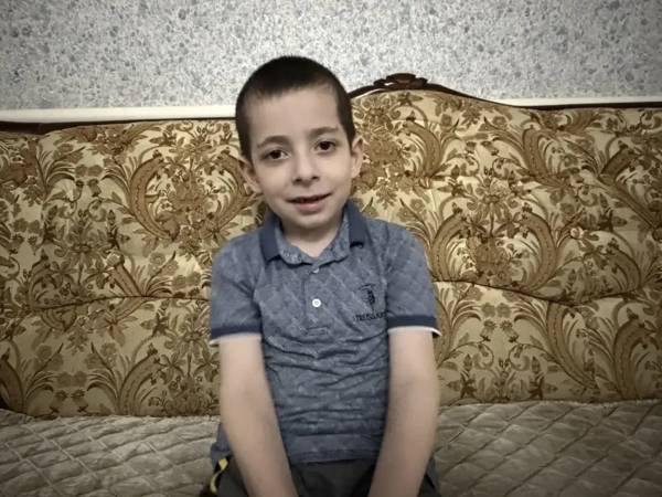 У Рамазана атипичный аутизм. Для развития ему необходима реабилитация