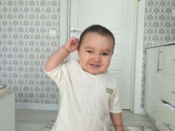 Ernar has complex vision pathologies and needs treatment!