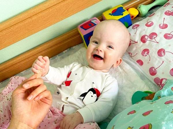Детям-сиротам в больницах необходимы круглосуточные няни!