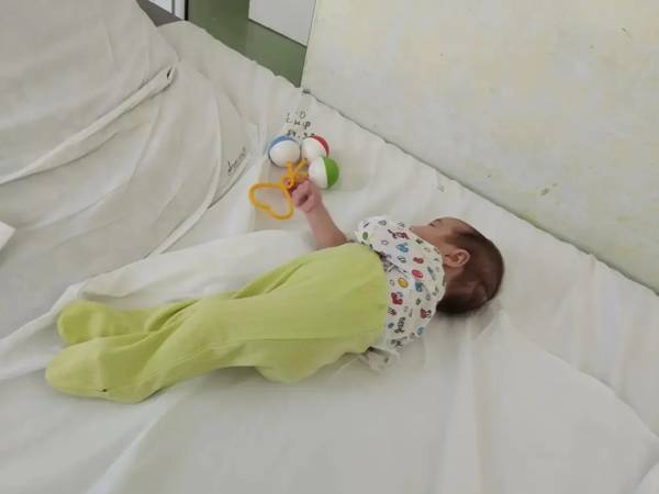 Камилле из дома ребенка нужна помощь нянь в больнице!