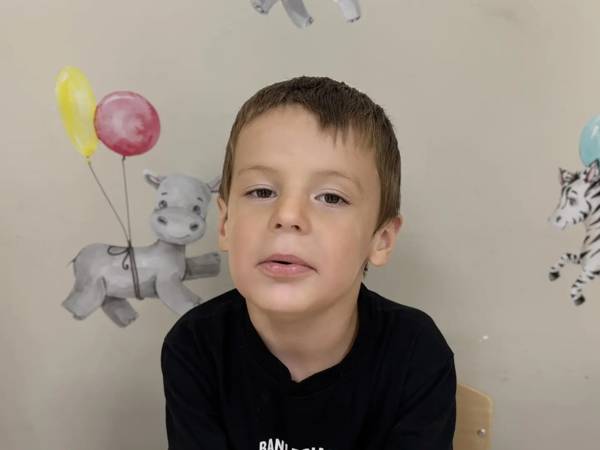 У Алипаши аутизм! Для улучшения навыков общения, мальчику необходимо пройти интенсивный курс реабилитации.