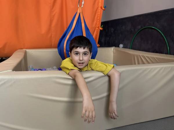 У Амира аутизм! Мальчику необходимо пройти курс интенсивных занятий, чтобы научиться говорить!