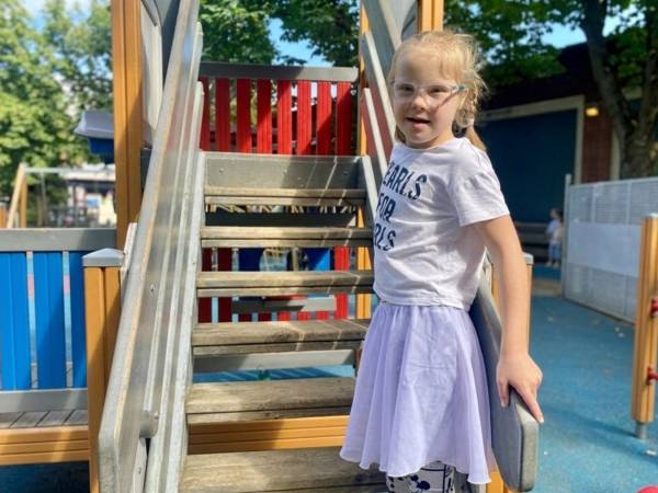 Polina is an adopted girl with Daun syndrome. She needs rehabilitation to improve her speech skills!