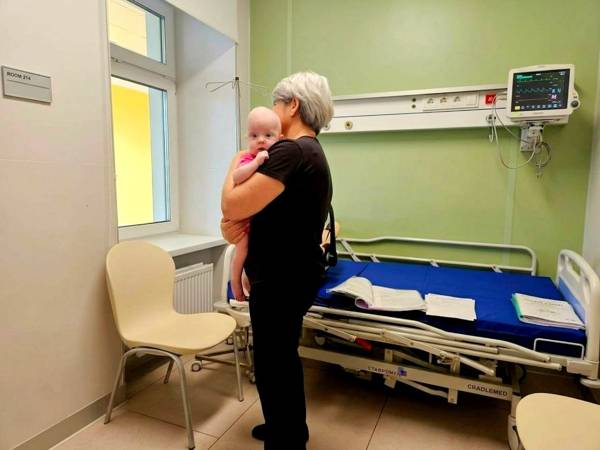 Детям-сиротам в больницах нужны круглосуточные няни!