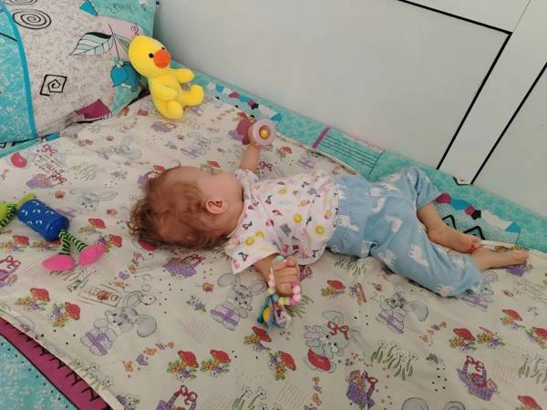 Alisa from the orphanage needs help from nannies during her treatment!
