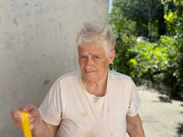 Home-delivered meals for lonely elderly people