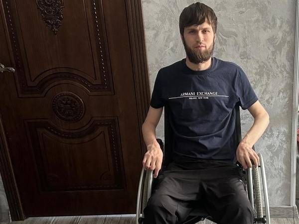 У Шамиля спастический тетрапарез после тяжёлой травмы спинного мозга. Ему необходим курс реабилитации!