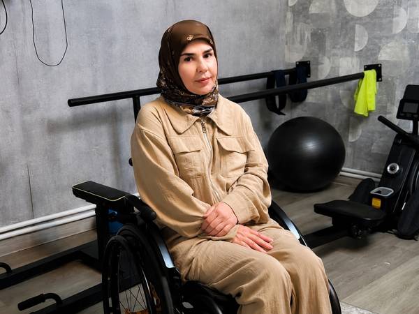 Khamis has consequences of a spinal cord injury and lower paraplegia. She needs rehabilitation!
