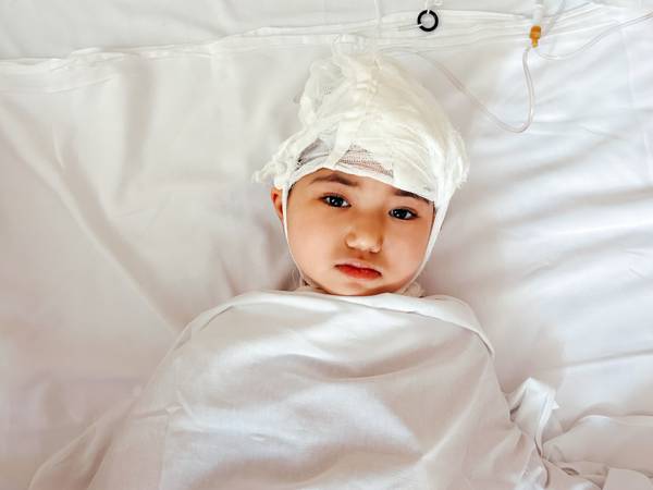After a severe injury, Solekha requires neurosurgical surgery with the installation of a plate implant!