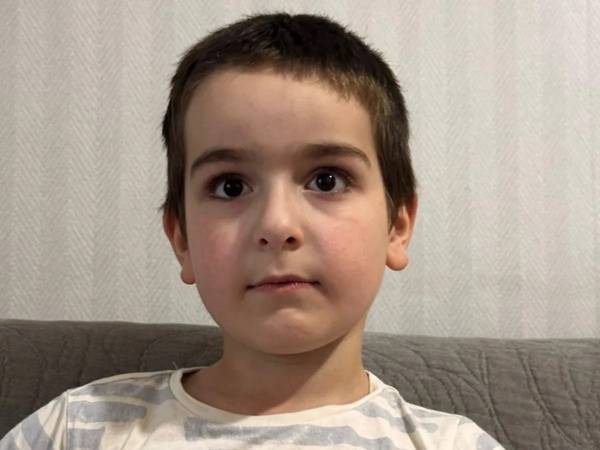 У шестилетнего Халида — непростые диагнозы: задержка психоречевого развития с аутизмом.
Чтобы мальчик мог сделать новые шаги в своём развитии, ему нужна реабилитация!