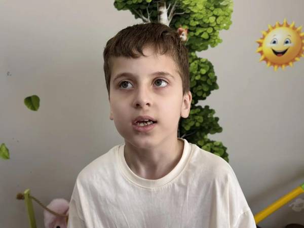 Daud has autism! To improve his communication skills, the boy needs help from specialists!