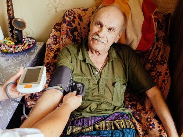 Home-based nursing care for bedridden, lonely elderly people!