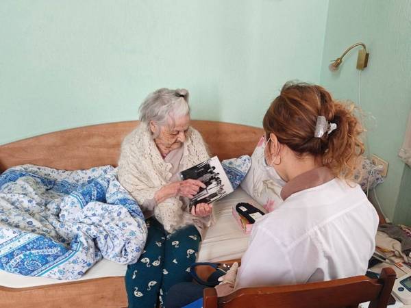 Тяжелобольные люди нуждаются в специальных медицинских кроватях
