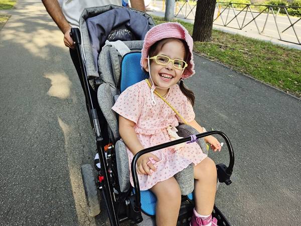 Meri has cerebral palsy. She needs an active wheelchair to go to kindergarten!