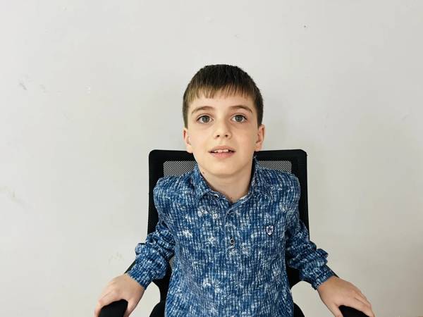 У Хасана умственная отсталость с расстройством поведения. Для преодоления задержки в развитии ему нужна реабилитация