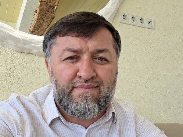 Guseyn has stage 4 cancer. He needs treatment in Turtsiya!