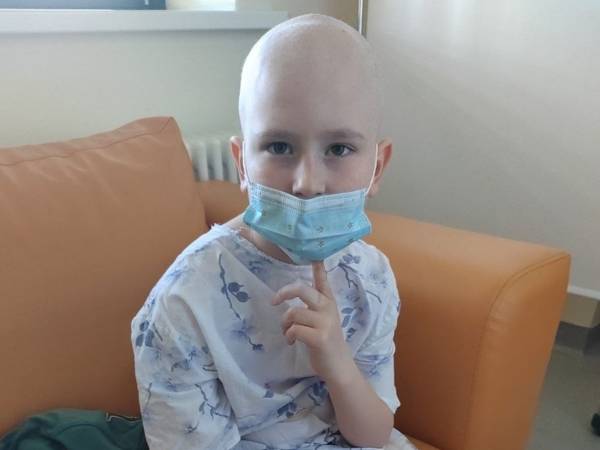 Sasha has blood cancer. To continue his treatment, he needs medications and medical supplies to fight skin lesions!