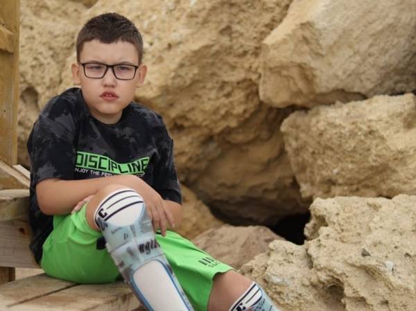 Maksim needs a rehabilitation course to take his first independent steps!