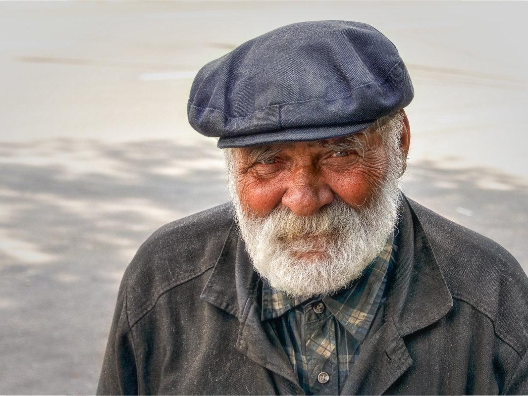 Lonely elderly people in difficult life situations need food!