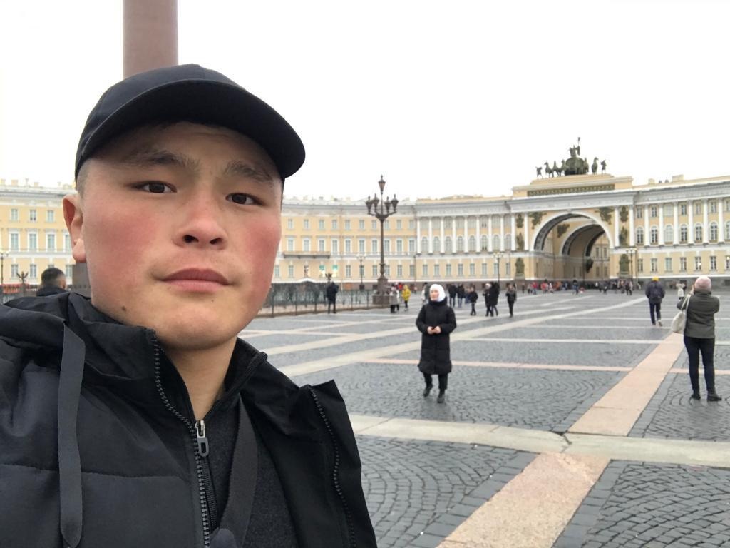 Жолдошбек упал со 2 этажа и сломал ногу. Нужна операция!