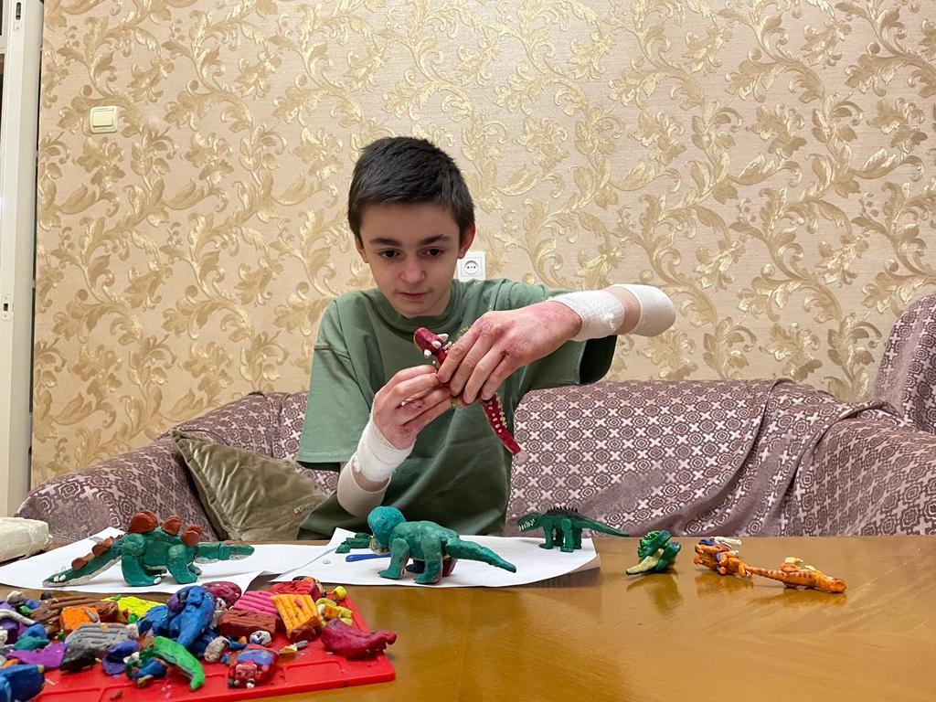 У Саида закончился запас специальных бинтов, повязок и медикаментов!