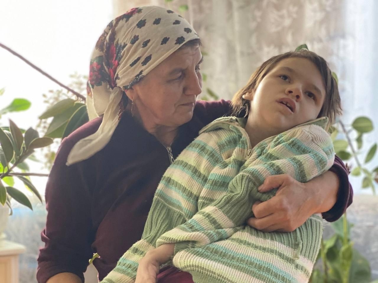 Гульнаре и еще 3 подопечным Фонда нужны шезлонги для купания