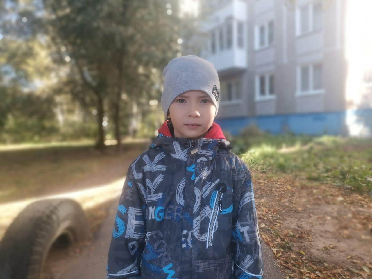 У Данияра тугоухость, ему нужен слуховой аппарат
