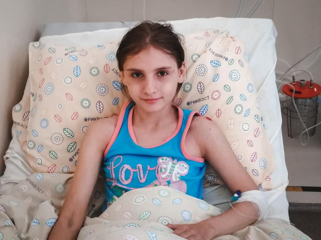 Маша упала с балкона в результате несчастного случая. Ей нужно срочное лечение!
