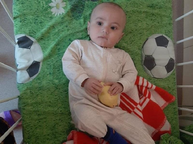 У Абубакра лейкоз. Малышу нужно пройти иммунную терапию специальным препаратом