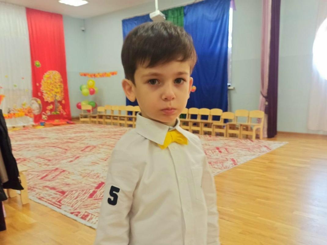 Карим отстаёт в развитии, ему нужно пройти курс реабилитации
