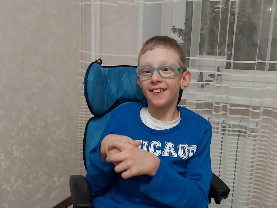 У Аскара ДЦП. Чтобы он мог беспрепятственно выходить на улицу в инвалидной коляске, для него нужен пандус