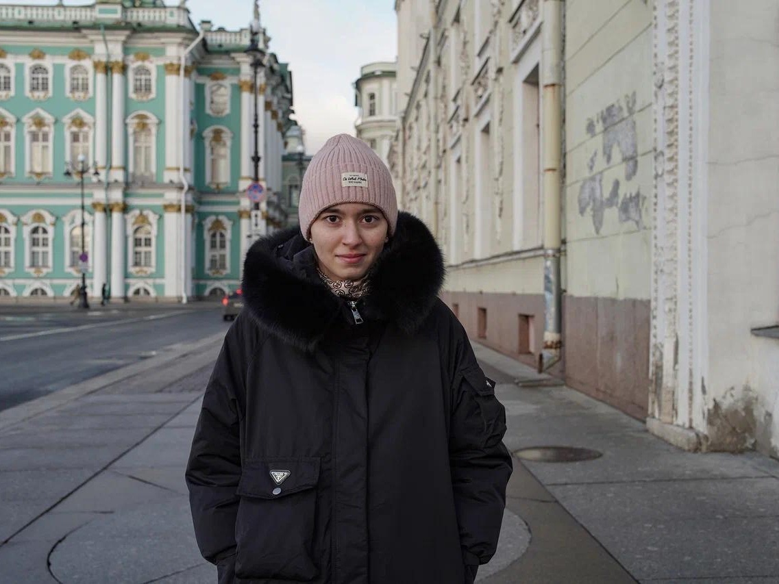 У Лейлы рак щитовидной железы. Девушке необходимо длительное лечение