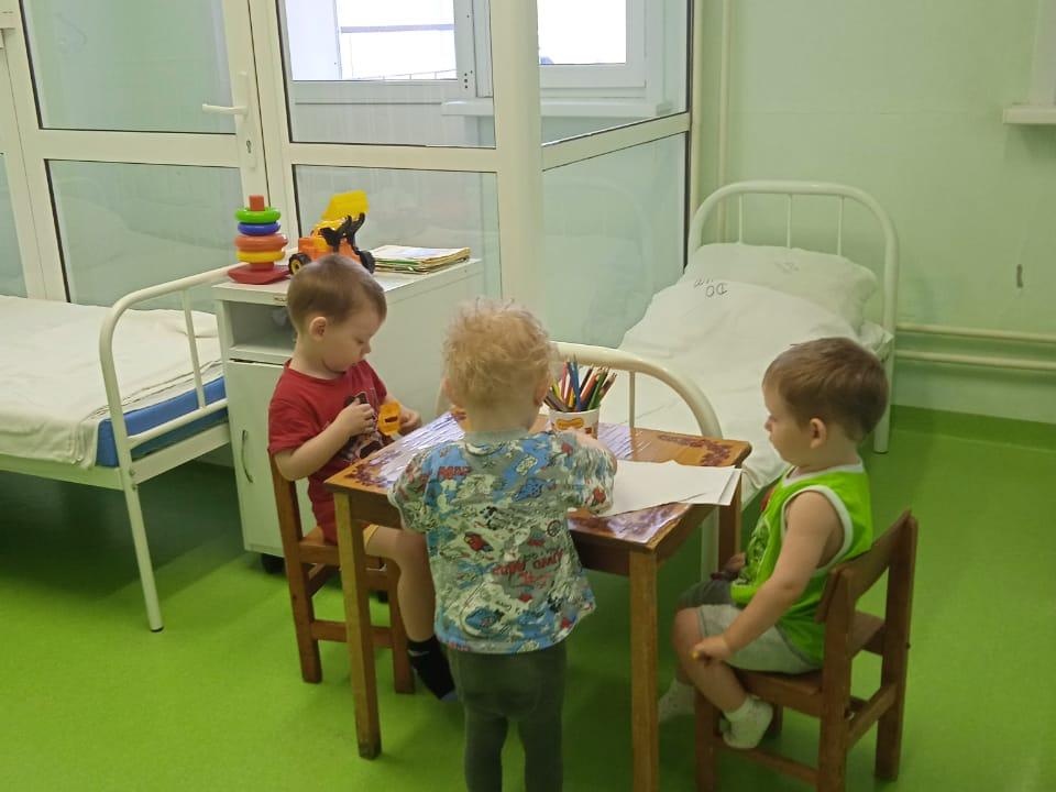 Дети-сироты, находящиеся на лечении в больнице, нуждаются в помощи заботливых нянь!