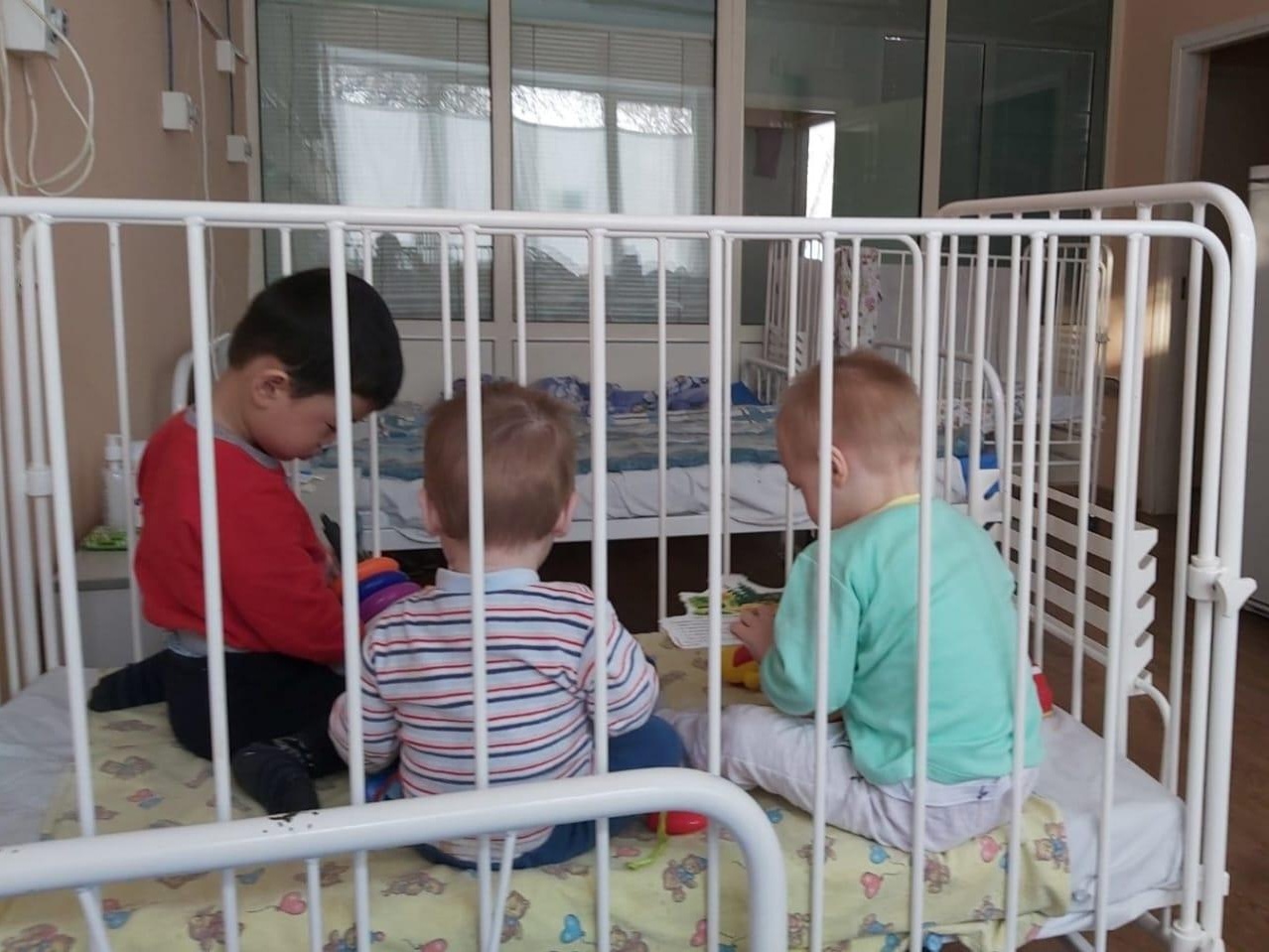 Дети-сироты, находящиеся на лечении в больнице, нуждаются в помощи заботливых нянь!