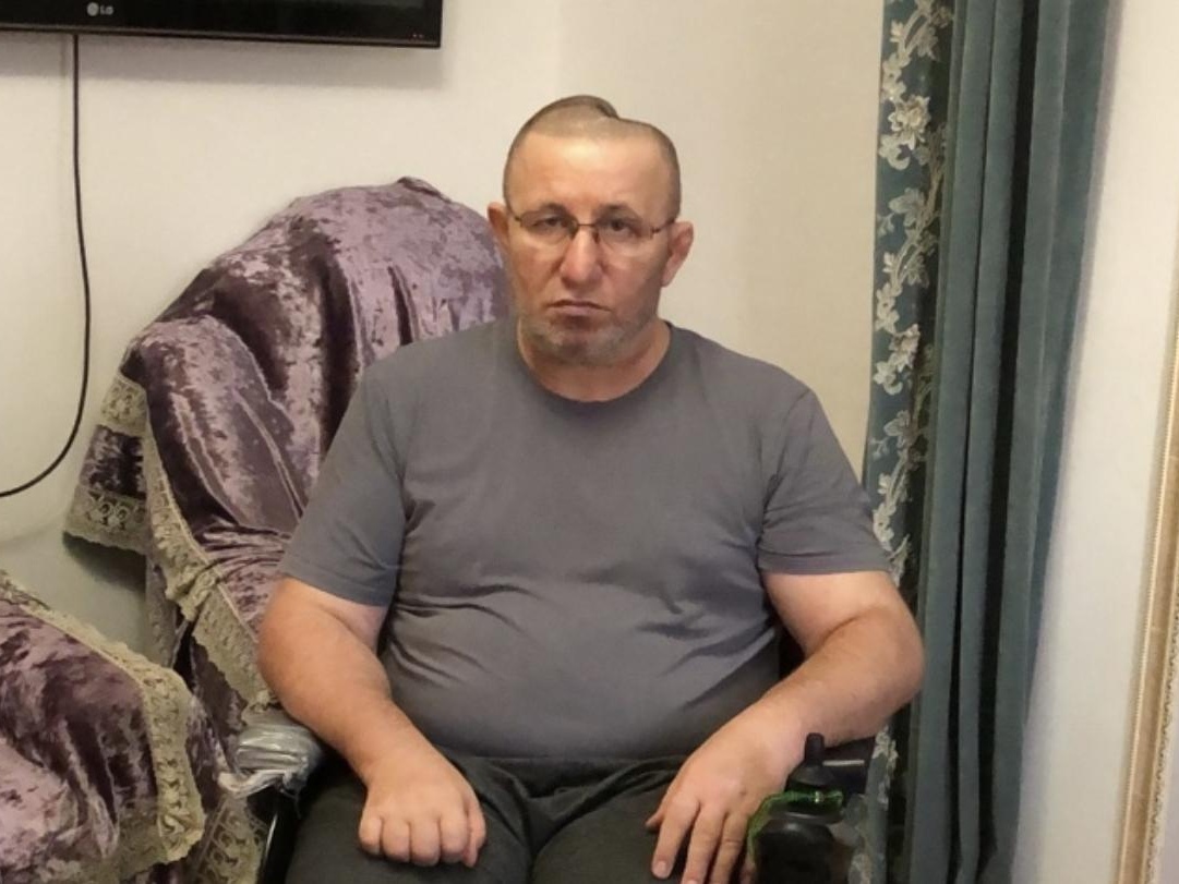 Гитиномагомед нуждается в новой инвалидной коляске и аппарате с автоматическими коленными шарнирами!