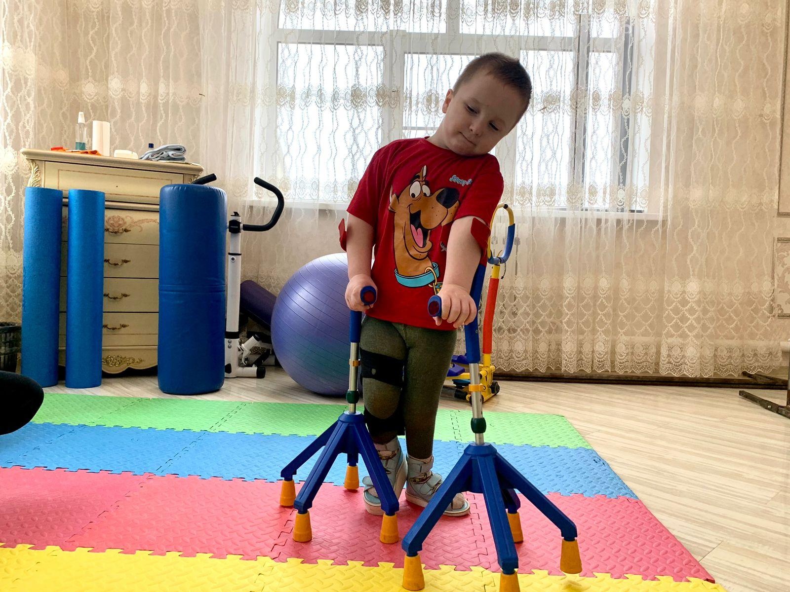 У Стёпы множественные пороки развития. Ему необходимы курс реабилитации и новая активная коляска