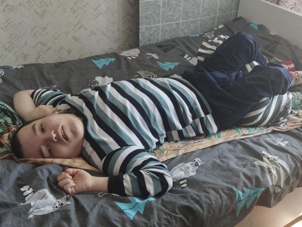 Диме и еще 2 тяжелобольным детям нужны специальные шезлонги для купания!