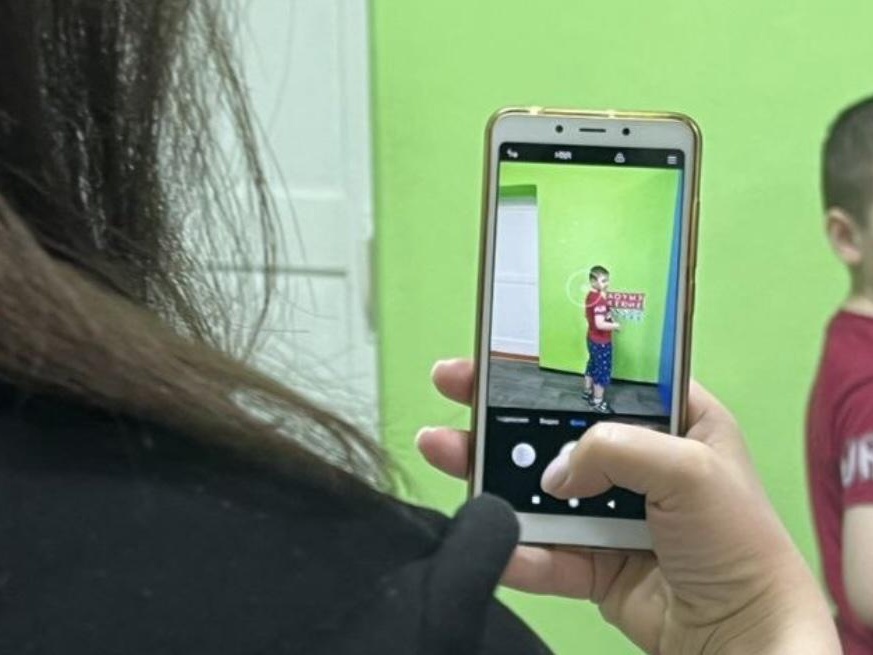 Дому ребенка нужен фотоаппарат, чтобы пополнять фото-портфолио детей в базе данных для усыновления