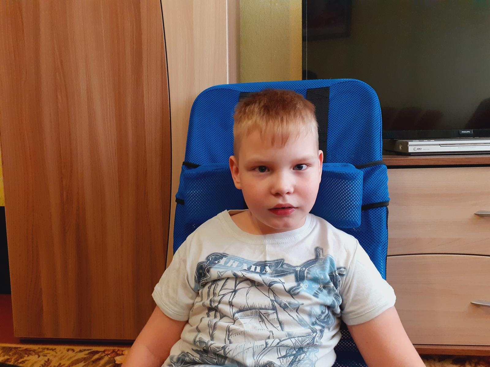 У Антона ДЦП. Ему нужен курс реабилитации