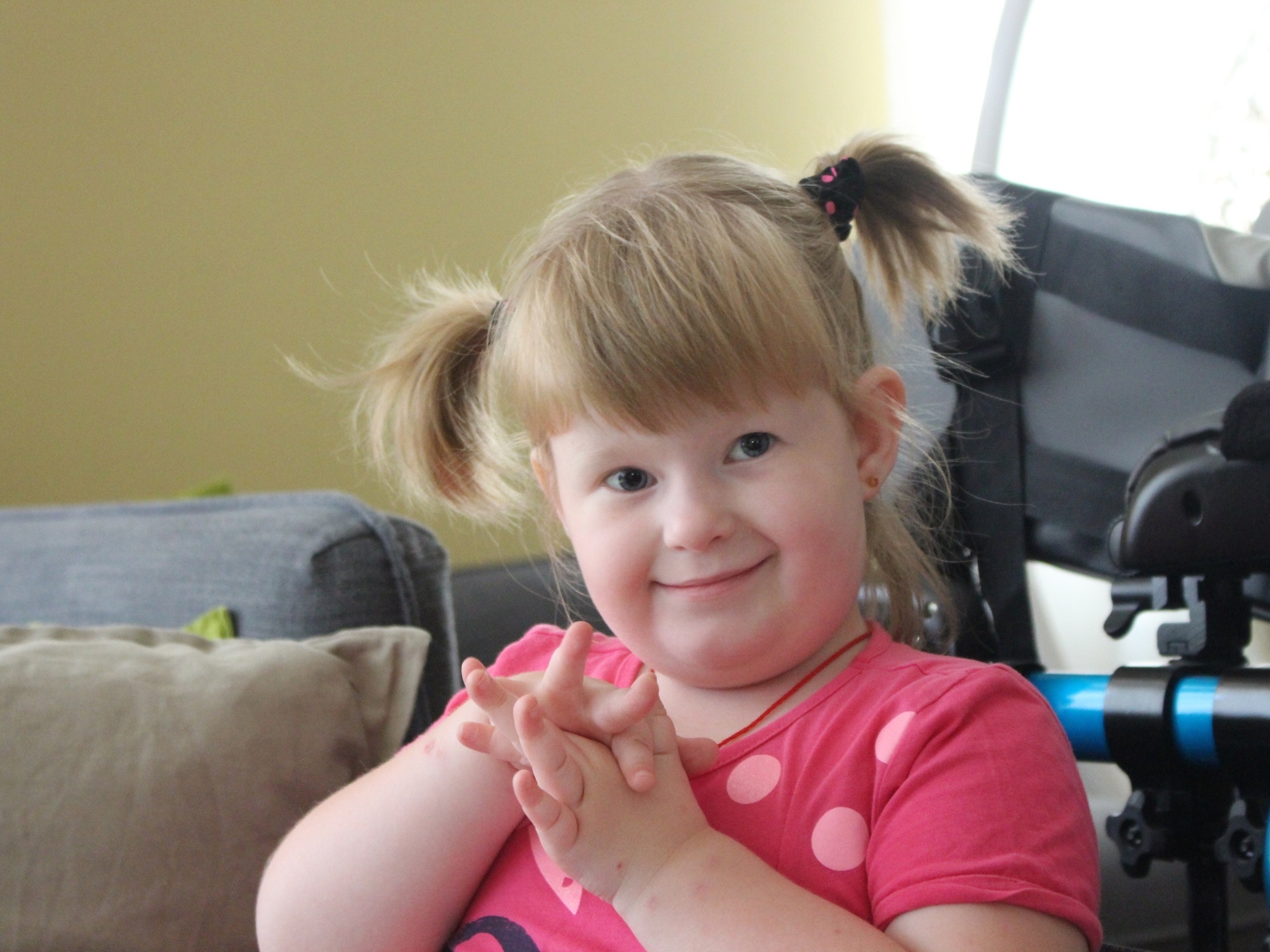 Let's help Vica learn to walk!