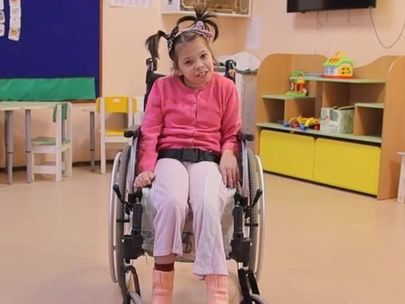 Карина - сирота. Она нуждается в сопровождении заботливой няни во время прохождения реабилитации
