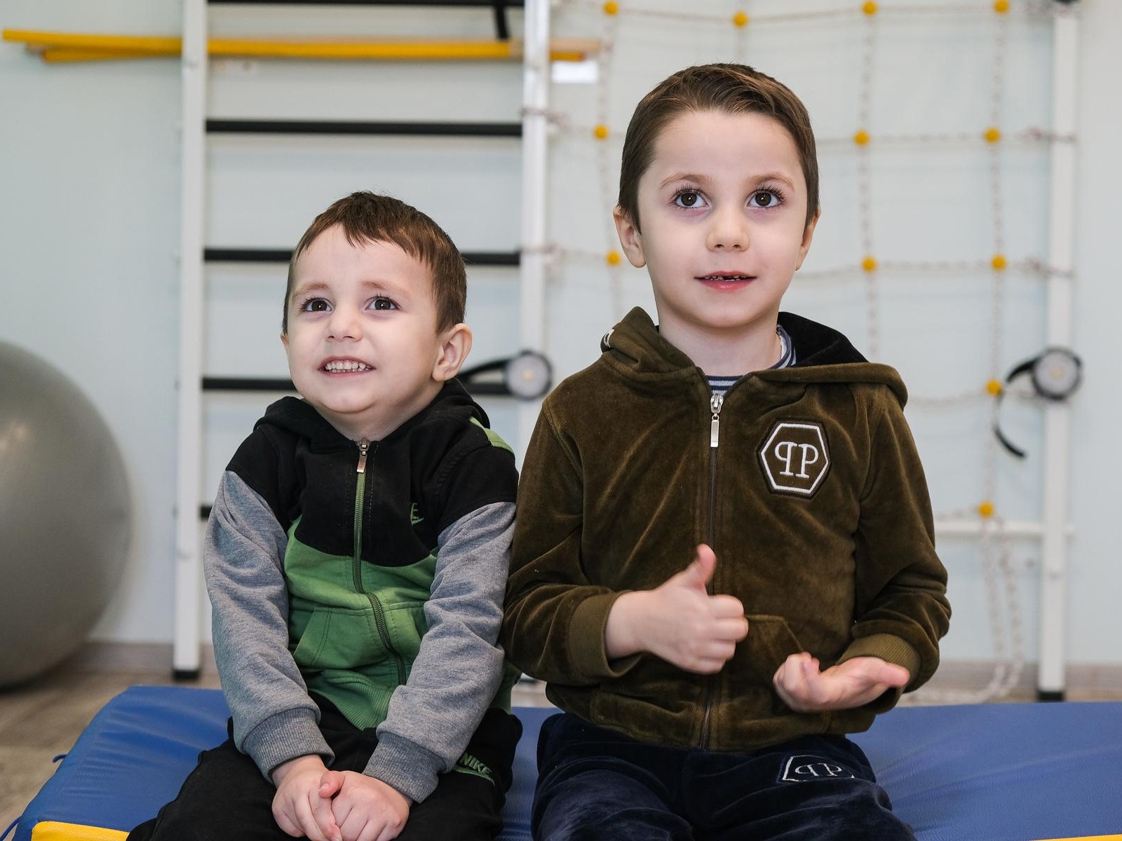 Hajimagomed and Hirachimagomed have autism, the brothers need a long rehabilitation course to develop academic and cognitive skills!