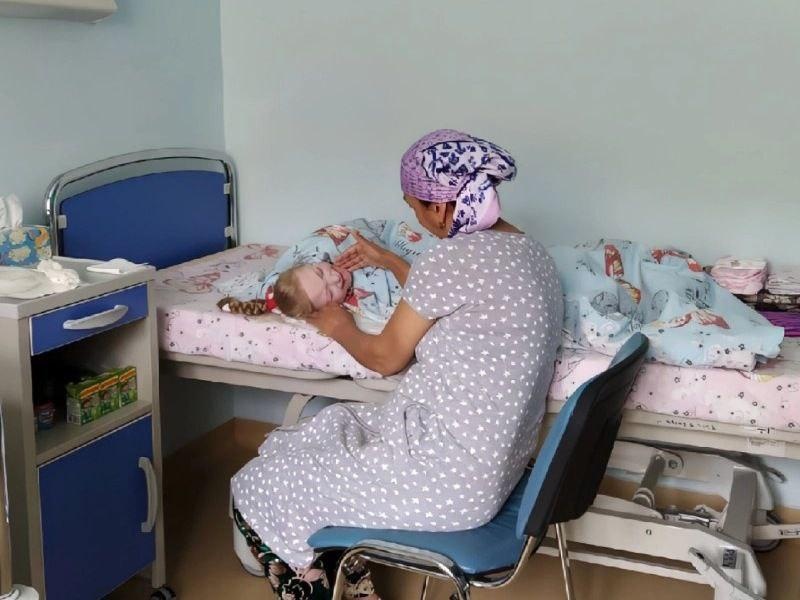 Дети-сироты, находящиеся в больницах, нуждаются в сопровождении и помощи нянь
