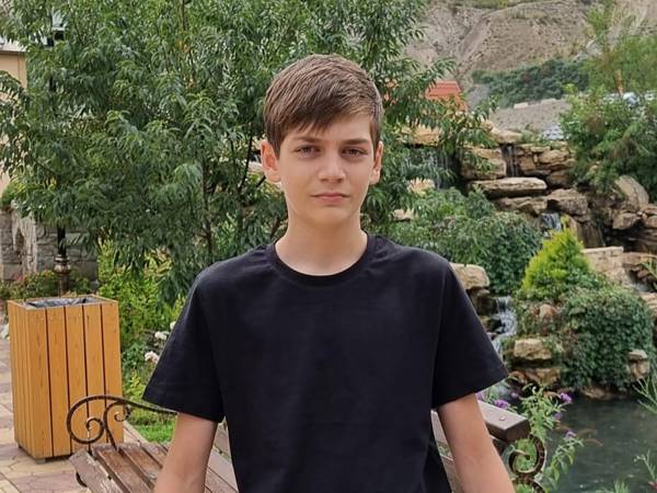 У Амира остеогенная саркома. Мальчику нужна операция, чтобы сохранить ногу