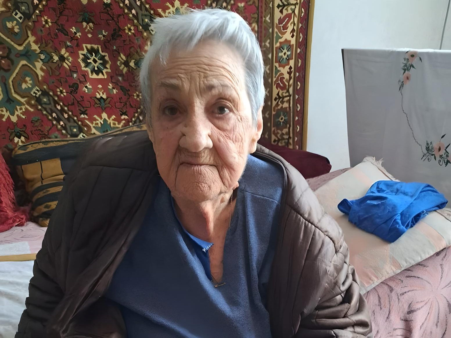 Одиноким пожилым людям, нуждающимся в уходе, требуется надомный медицинский патронаж