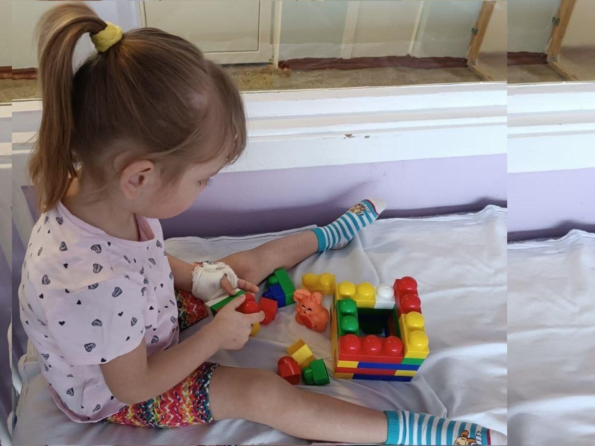 Милана - сирота. Девочка находится на лечении в больнице и нуждается в помощи заботливых нянь