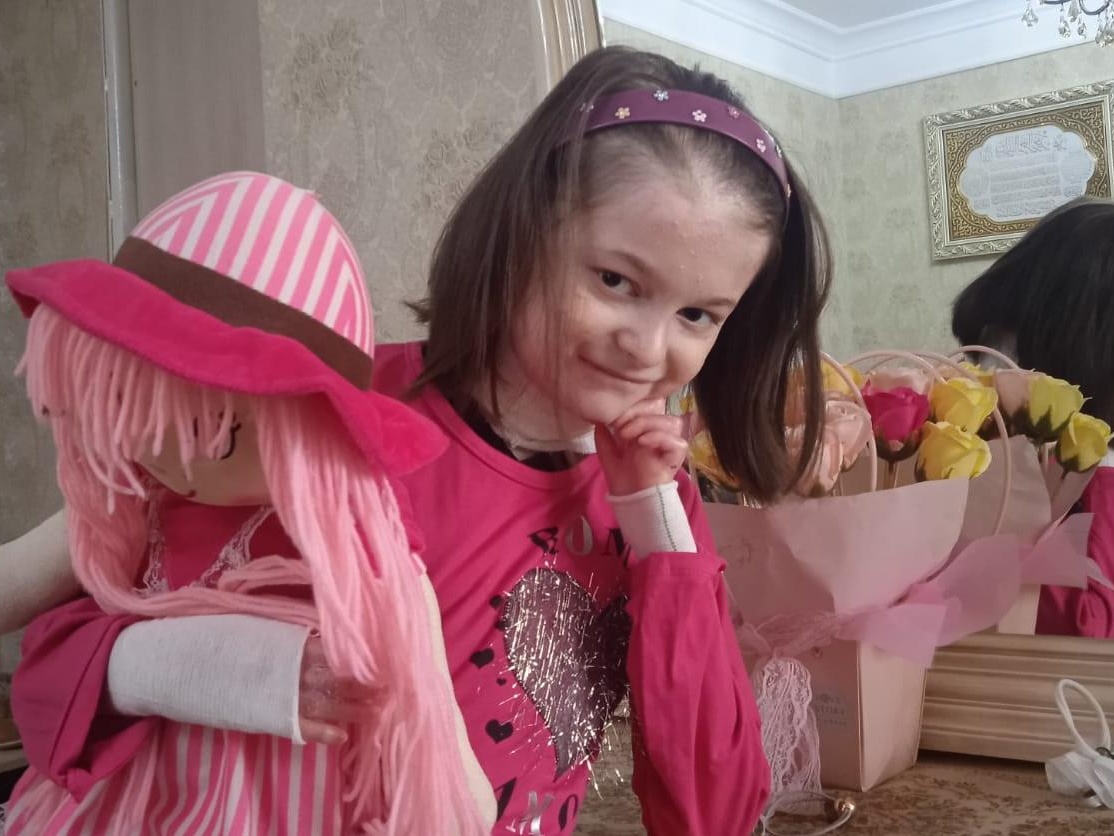 У Нурайнат генетическое заболевание кожи, ей нужны специальные мази и бинты!