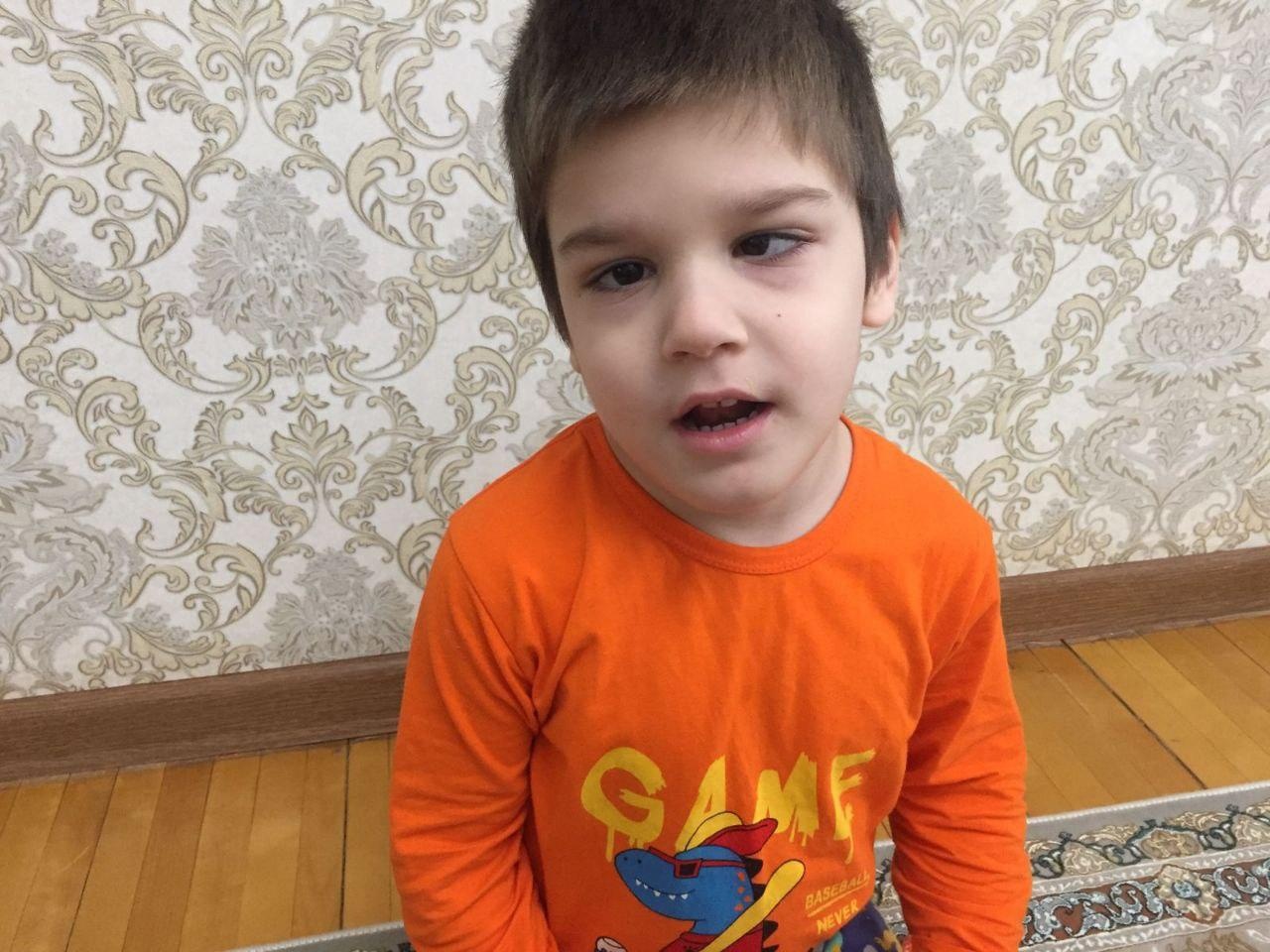 У Саида ДЦП. Ему нужно пройти реабилитацию, чтобы научиться ходить